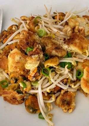 A picture of Hoi-Tod (Crispy pan fried Mussels).