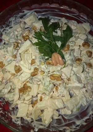 Una foto de Ensalada waldorf con queso finlandia😋😋