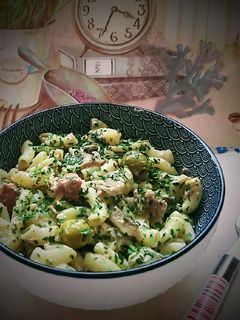 Fokhagymás- tejszínes - sonkás-gombás tészta 🧄🍄🥩🍜🫒🍜🍷 recept fotója