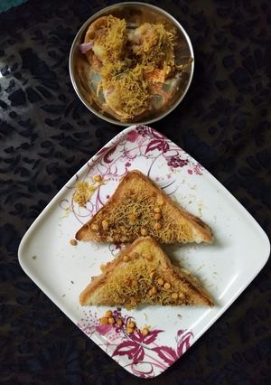 A picture of Sevpuri sandwich.