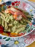 Penne integrali, con pesto di zucchina e gamberi saltati