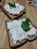 Aperitivo fácil: tostado con roquefort, apio y nuez