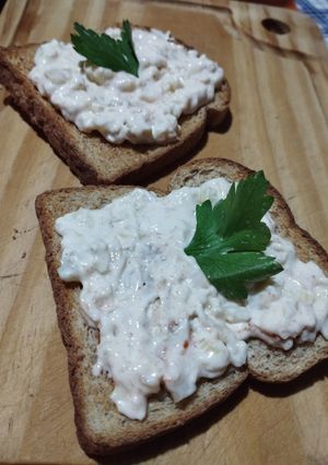 Una foto de Aperitivo fácil: tostado con roquefort, apio y nuez