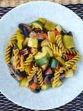 Fusilli de pois cassés et légumes