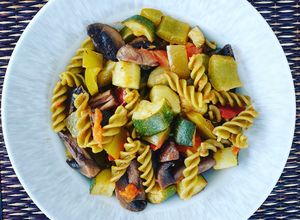 Une photo de Fusilli de pois cassés et légumes