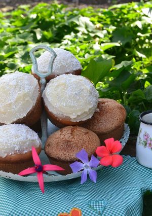 Una foto de Muffins de vainilla rellenos con mermelada de damasco🌼