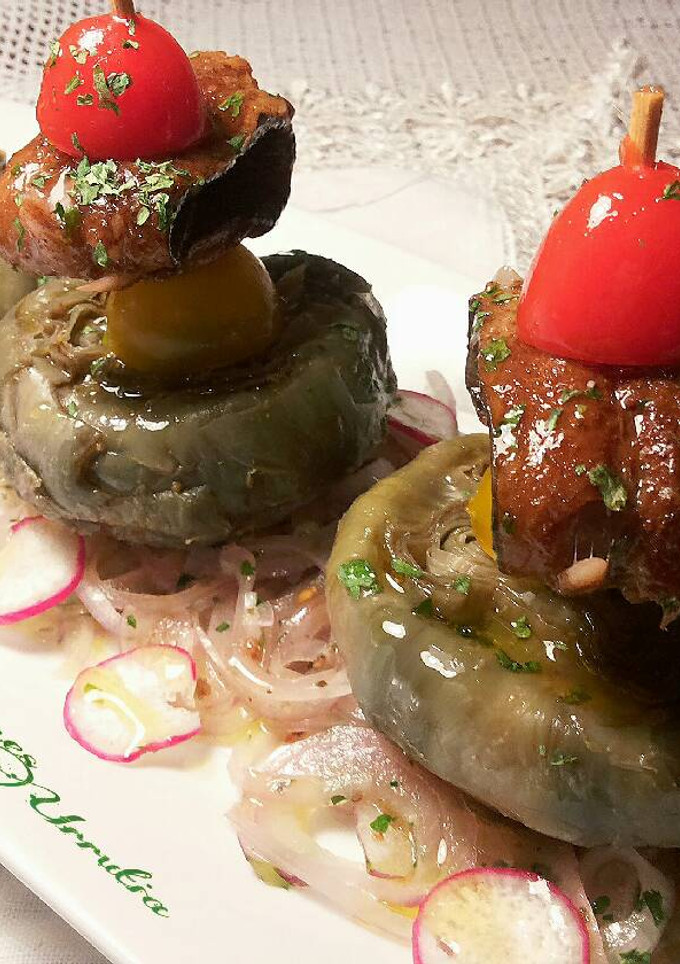 Una foto de Brochetas de sardinas marinadas con alcachofas