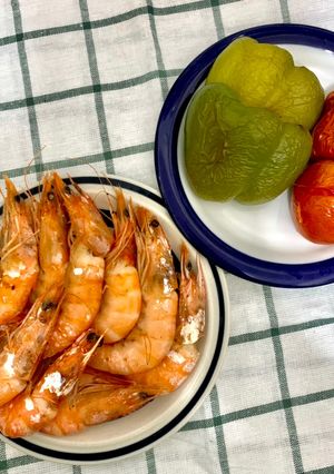 รูปของ กุ้งและผักย่างทั้งตัวทั้งเปลือก