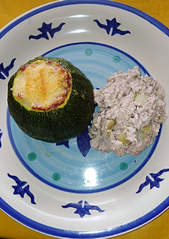 Una foto de Zapallito Italiano relleno, con costra de Queso