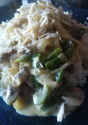 Una foto de Arroz con salsa de crema y hongos