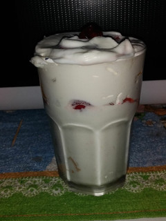 Una foto de 🍭Postre rápido chantilly con frutas 🍭