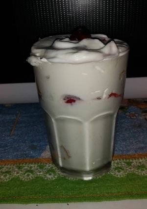 Una foto de 🍭Postre rápido chantilly con frutas 🍭