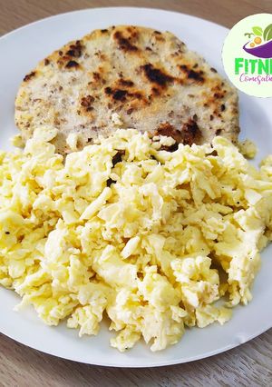 Una foto de Tostadas de avena, linaza y chía con huevos americanos