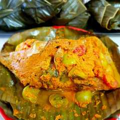 A picture of Pepes pedas kepala ikan tuna tomat hijau.