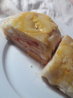 Una foto de Tarta de fiambre y tomate arrollada