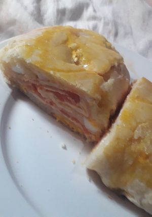 Una foto de Tarta de fiambre y tomate arrollada