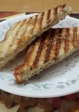 A picture of Grilled cheesy sandwich.