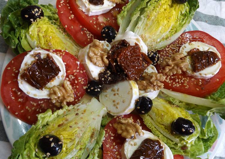 Cogollos con tomates secados al sol y queso de cabra con sésamo tostado