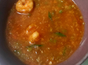 A picture of Hot and sweet shrimp soup.