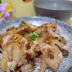 Ayam Rebus (teman nasi Hainan) রেসিপির প্রধান ছবি