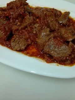 Una foto de Carne de ternera con tomate