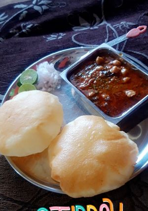 A picture of Chole bhature.