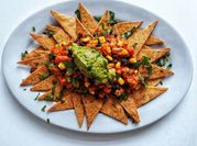 Una foto de nachos con harina de garbanzo