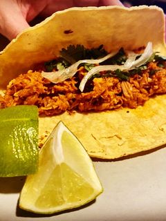 Una foto de Tacos caseros de atún pibil