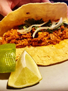 Una foto de Tacos caseros de atún pibil