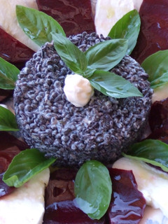 Una foto de Arroz negro y lentejas caviar en ensalada con mayonesa de albahaca