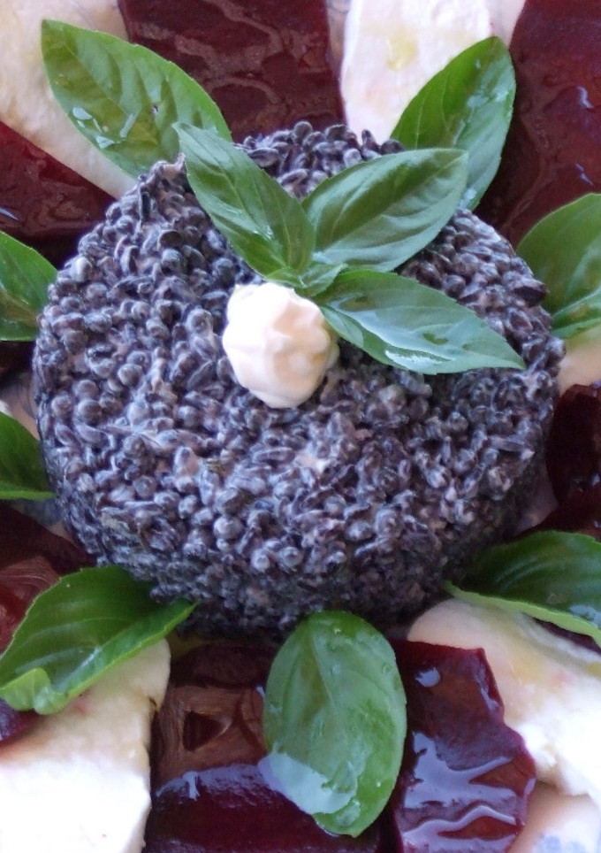 Una foto de Arroz negro y lentejas caviar en ensalada con mayonesa de albahaca