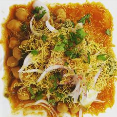 A picture of Chole tikki chaat.