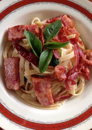 รูปของ Fettucini ผัดเบคอนพริกแห้ง