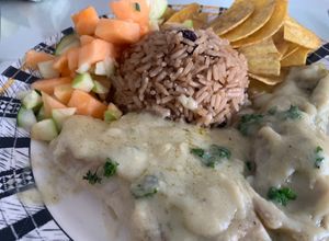 Una foto de Tilapia en salsa de ajo 🧄 y ensalada de melón pepino y manzana