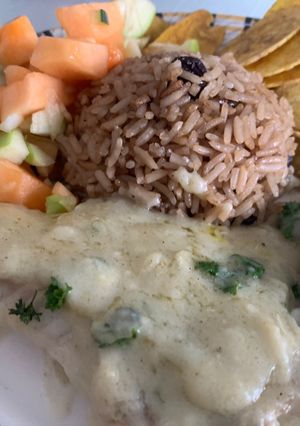 Una foto de Tilapia en salsa de ajo 🧄 y ensalada de melón pepino y manzana