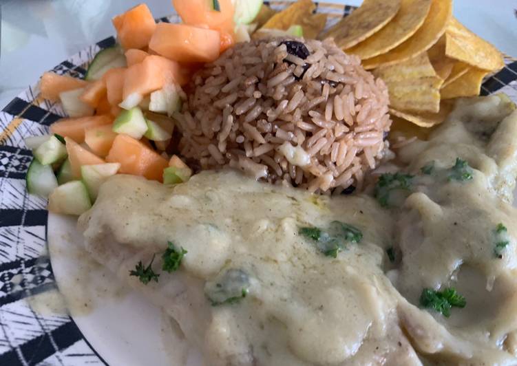 Tilapia en salsa de ajo 🧄 y ensalada de melón pepino y manzana