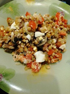 Una foto de Ensalada de lentejas, verduras y merluza