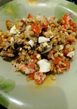 Una foto de Ensalada de lentejas, verduras y merluza