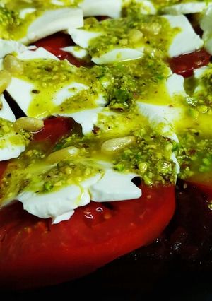 Una foto de Tomate y remolacha con queso fresco y vingreta de pistachos