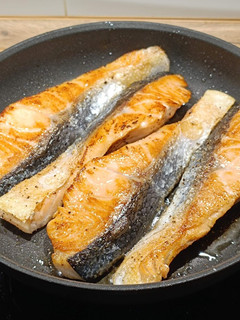 Una foto de Salmón a la plancha en seco