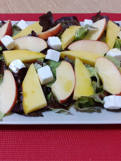 Una foto de Ensalada de mango y manzana