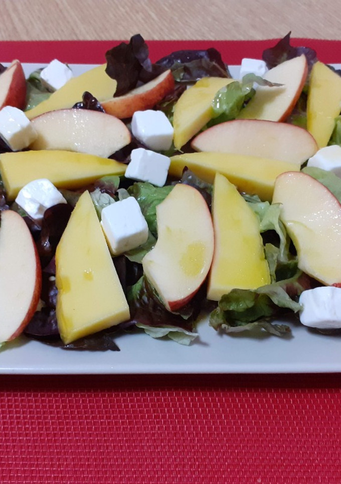 Una foto de Ensalada de mango y manzana