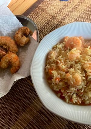 Una foto de Arroz con camarones y langostinos rebozados