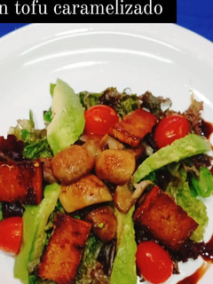 Una foto de Ensalada con tofu caramelizado (ensalada Lau)