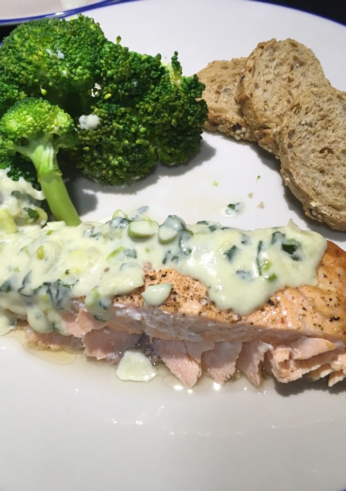Una foto de Salmón al horno y salsa cremosa de ajitos tiernos y hierbas