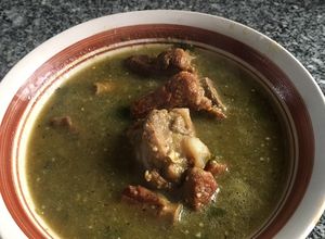 Una foto de Costillitas en salsa verde con un toque de cilantro