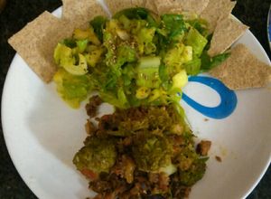 Una foto de Ensalada verde con atún y vegetales ahhh! Y pan sueco!!