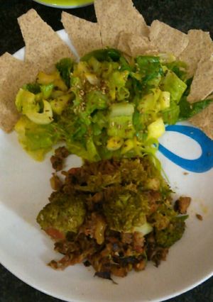 Una foto de Ensalada verde con atún y vegetales ahhh! Y pan sueco!!