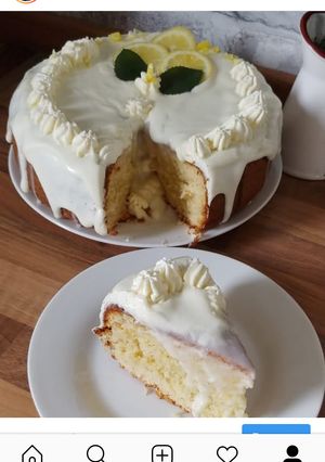 A picture of Lemon drizzle cake.