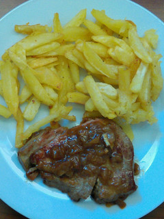 Una foto de Atún encebollado con patatas fritas